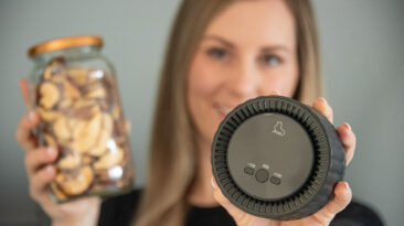 Freundliche Frau präsentiert das nachhaltige Vakuumiergerät EcoSeal Pro für plastikfreie Aufbewahrung im EcoSeal Pro Test.
