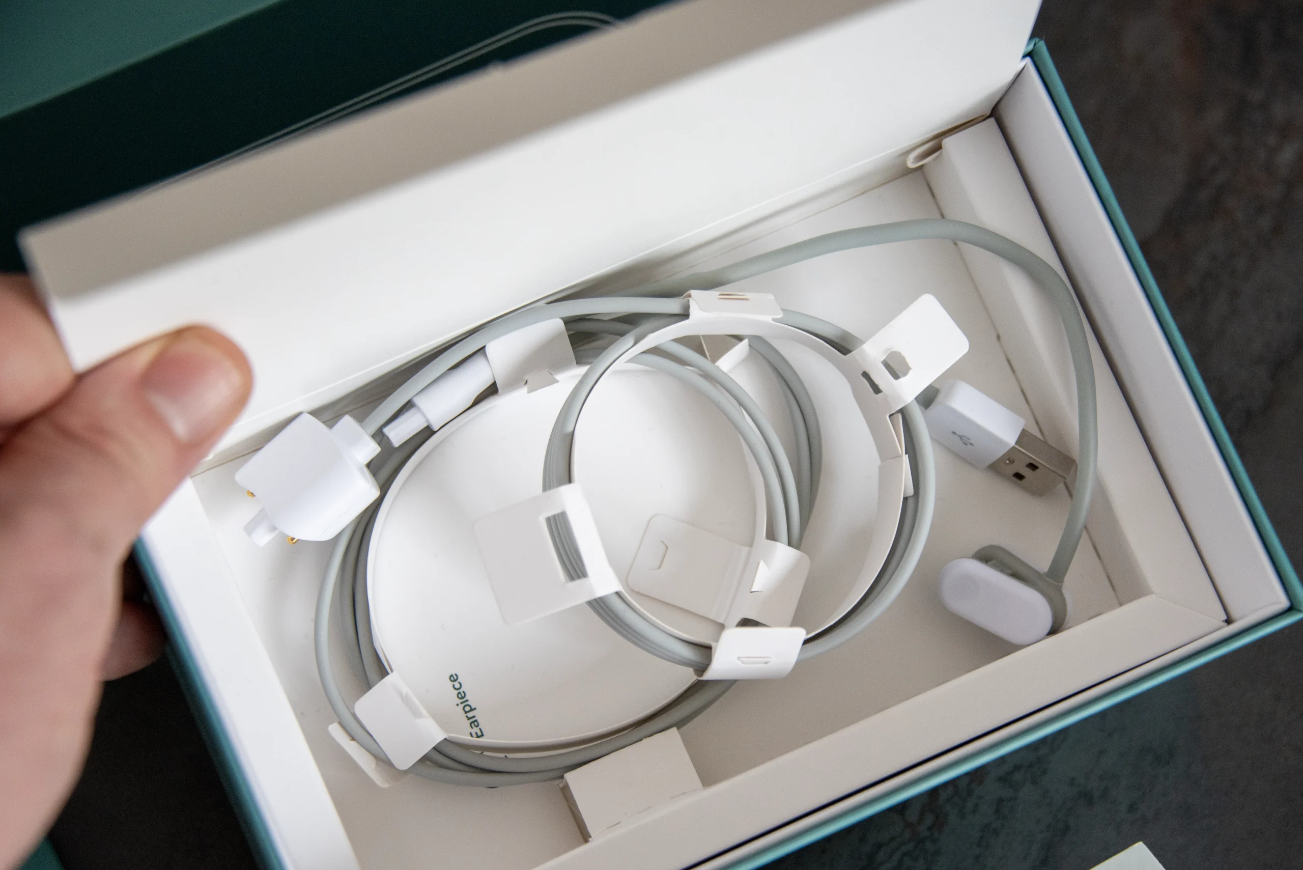 Der Nurosym Lieferumfang enthält die Ohrclip Elektrode für die Vagusnerv Stimulation sowie das passende Ladekabel.