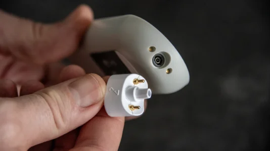 Nurosym laden: Ein passgenauer Adapter für die Vagusnerv Stimulation hilft dabei, den Geräteakku aufladen zu können.