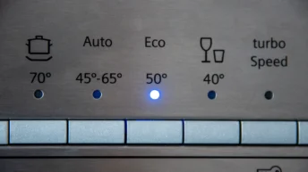 Blau leuchtender Eco Modus am Bedienfeld der Spülmaschine für nachhaltiges und energiesparend spülen im Alltag.